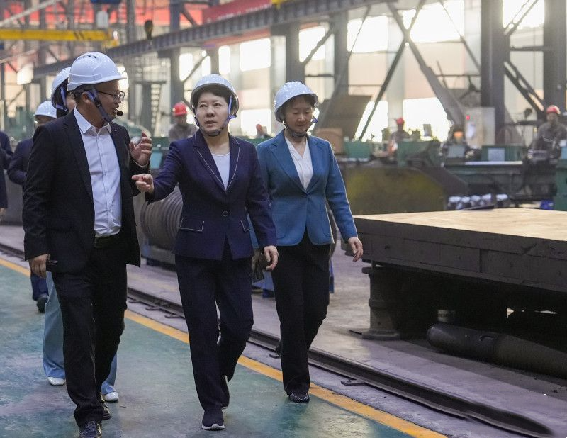 湖南省委常委、長(zhǎng)沙市委書記吳桂英調(diào)研長(zhǎng)重機(jī)器